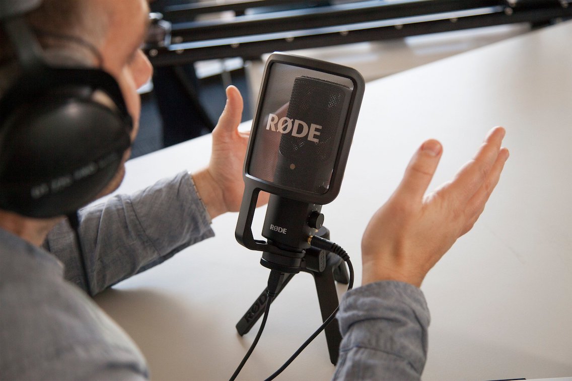 Rode NT-USB-Microphone in action in hand